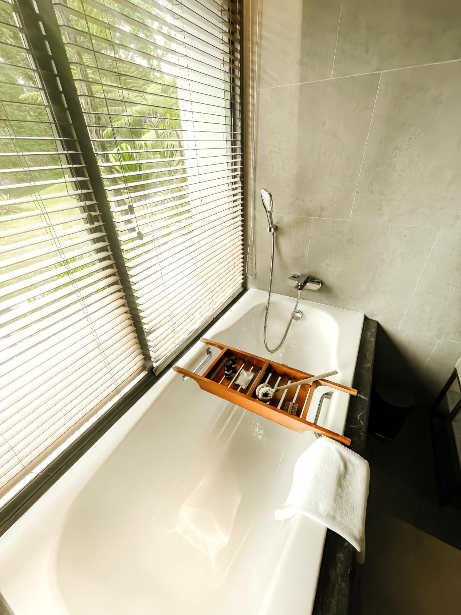 植物保护区酒店 普卡 客房 照片 A bathtub with a shower