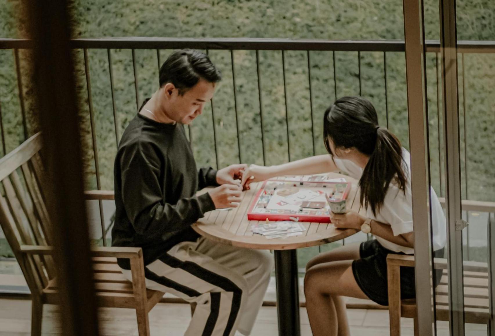 植物保护区酒店 普卡 外观 照片 Two people playing a game of Chinese chess