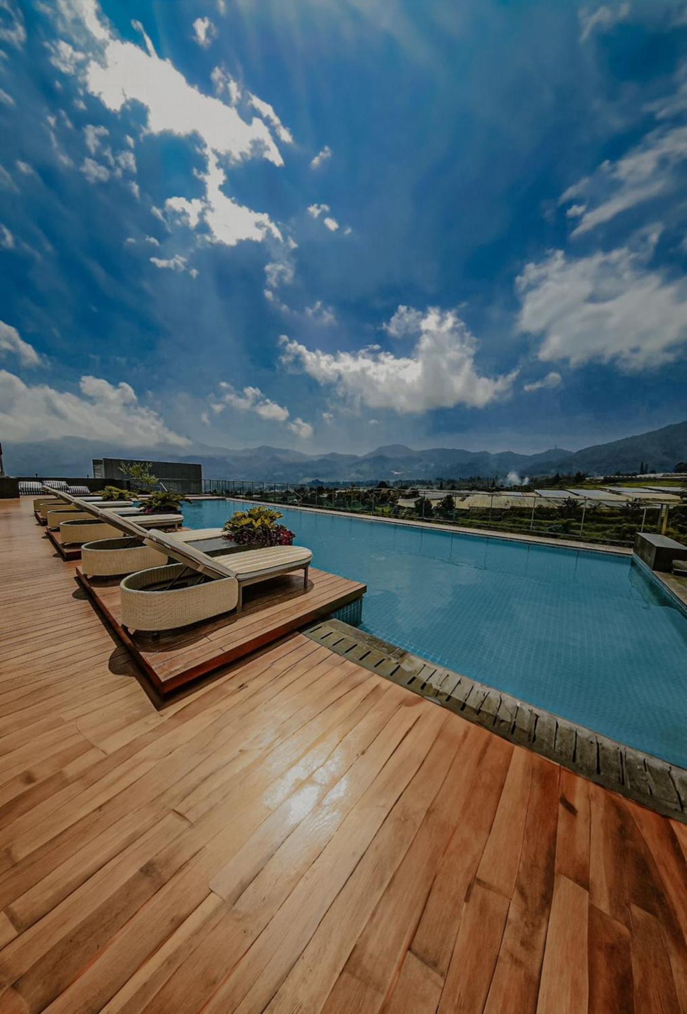 植物保护区酒店 普卡 外观 照片 Rooftop pool at the hotel