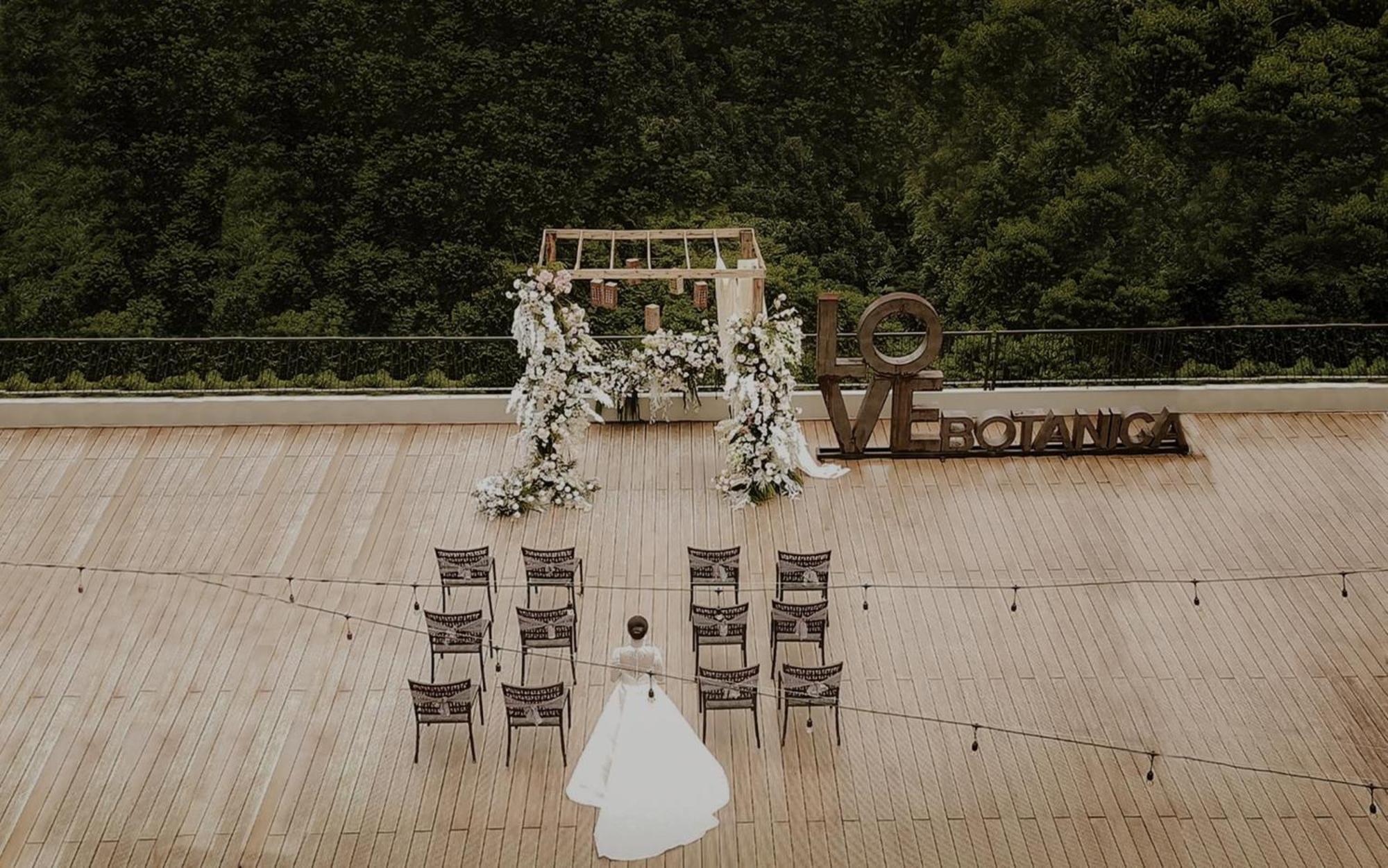 植物保护区酒店 普卡 外观 照片 Wedding ceremony at the top of the observation tower